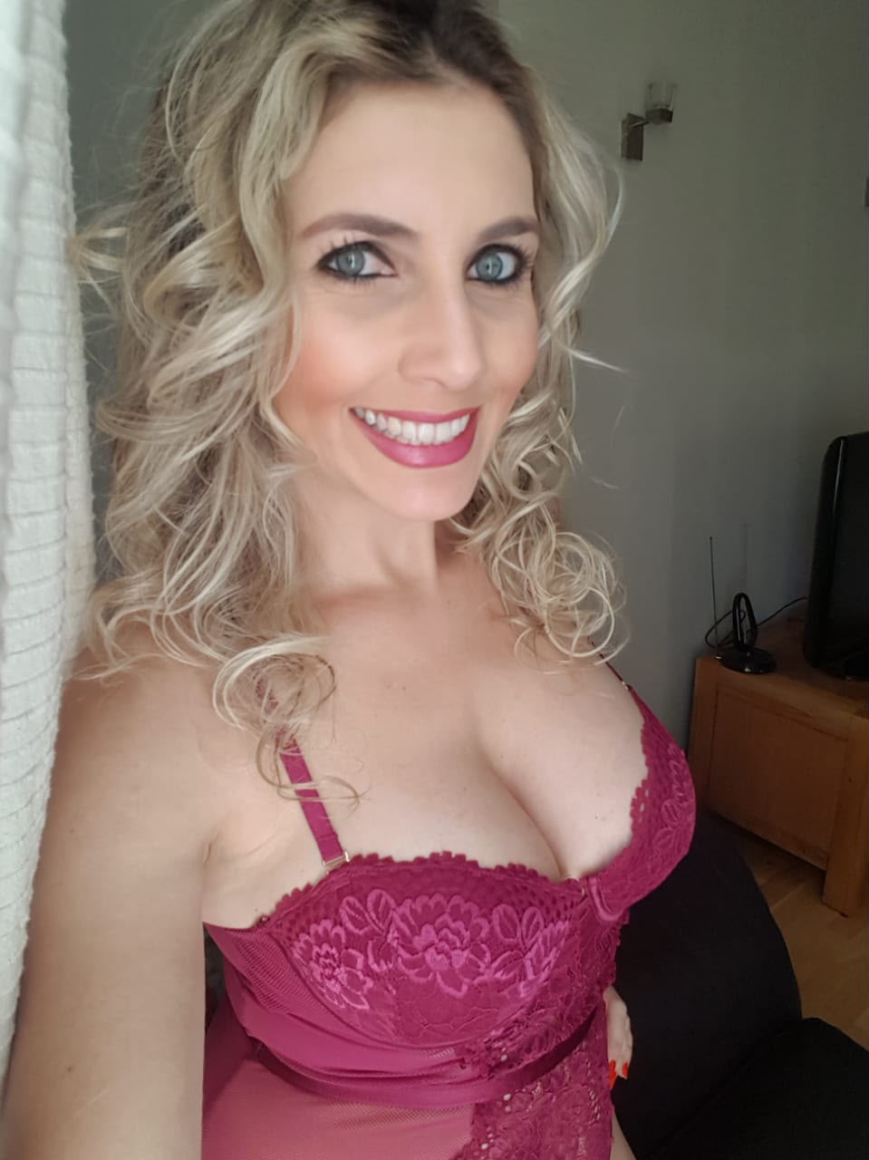 30 בלונדה בחורה מדליקה בנתניה