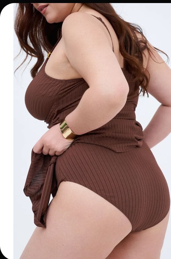 בחולון מארחת לעיסוי מפנק בת 28 חזקה