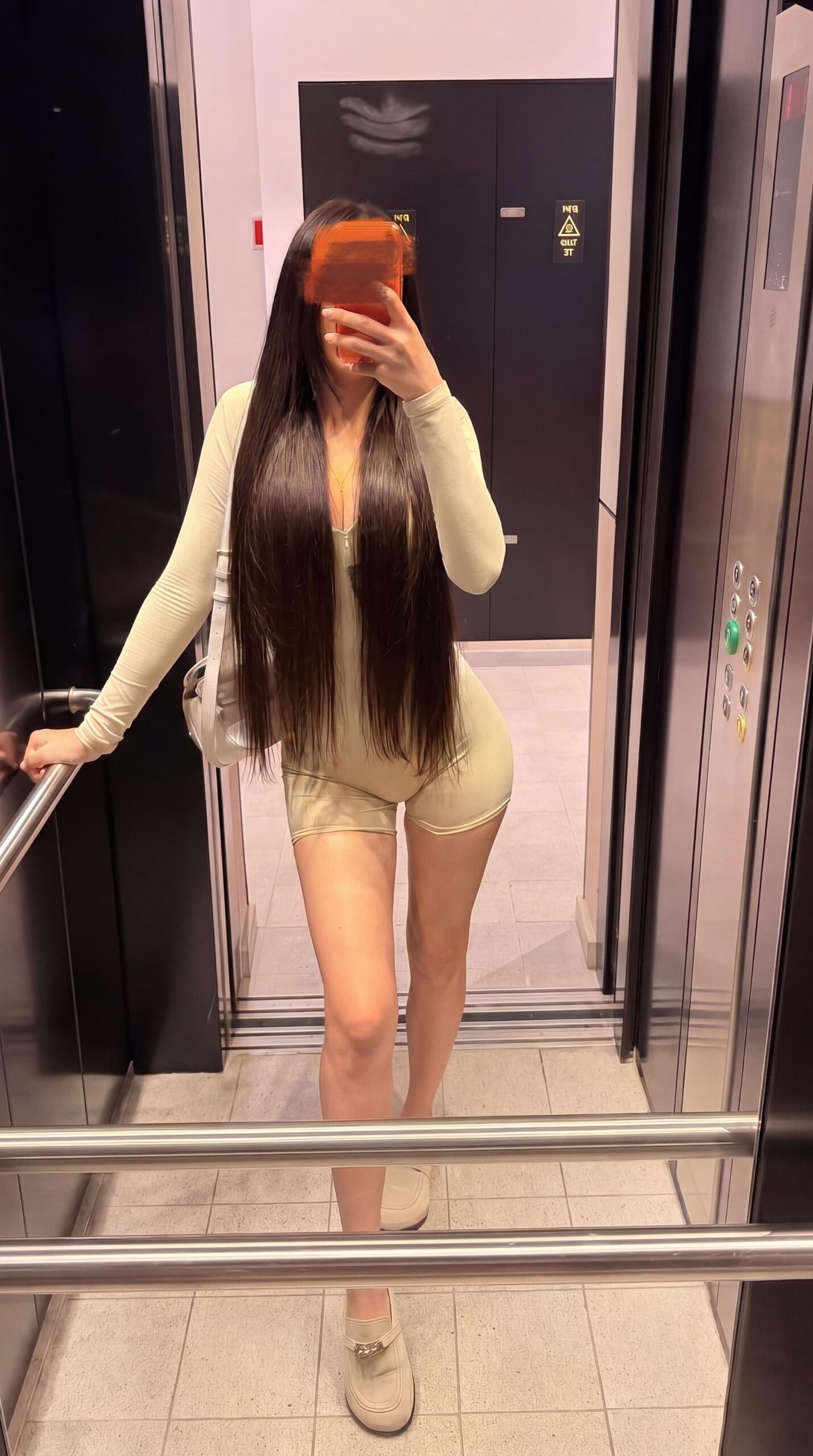 ברונטית תיירת מאירופה-תל אביב
