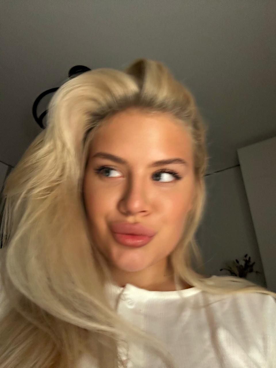 בתל אביב- בת 19 בחורה מחול בלונדינית