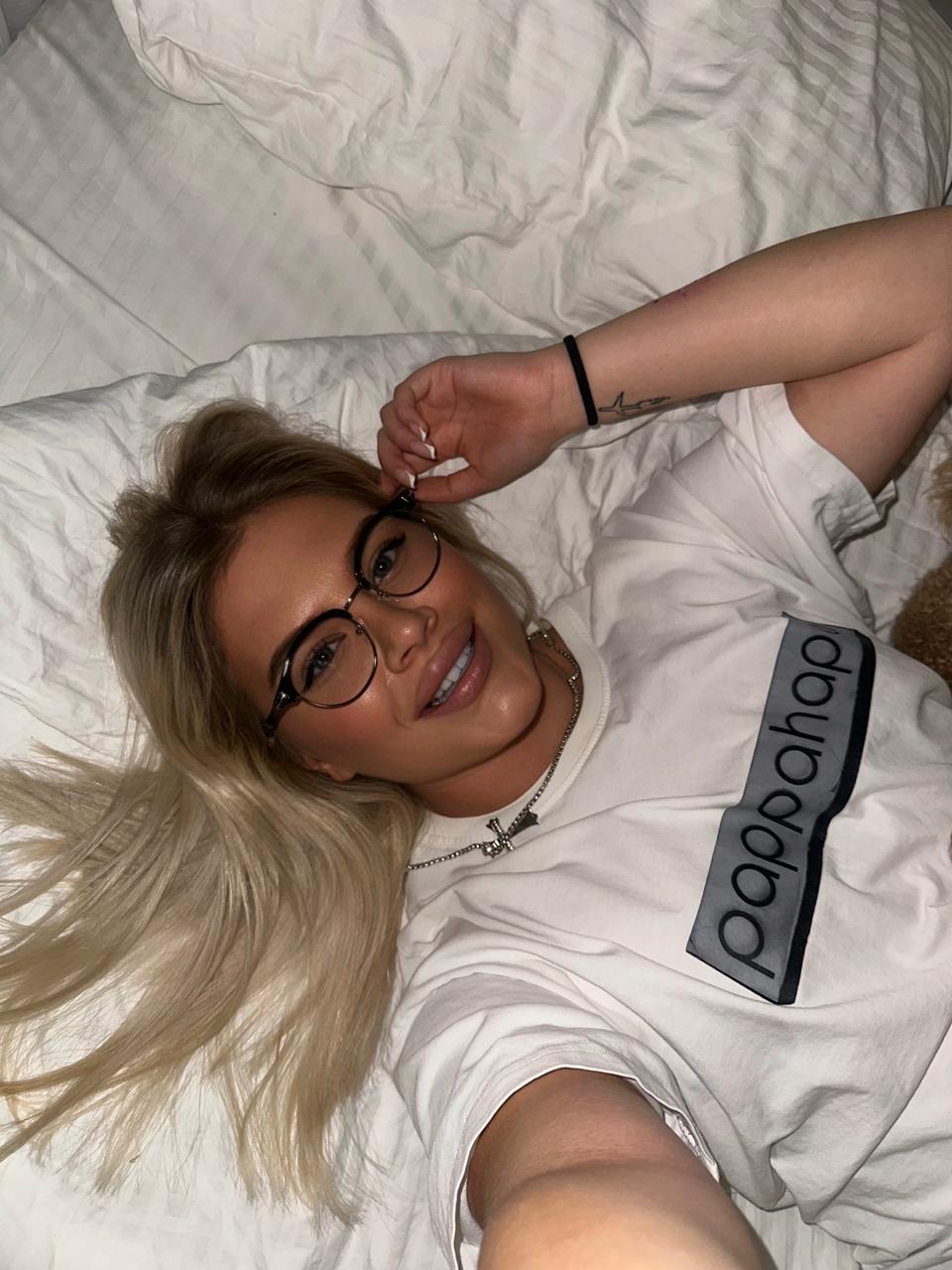 בתל אביב- בת 19 בחורה מחול בלונדינית