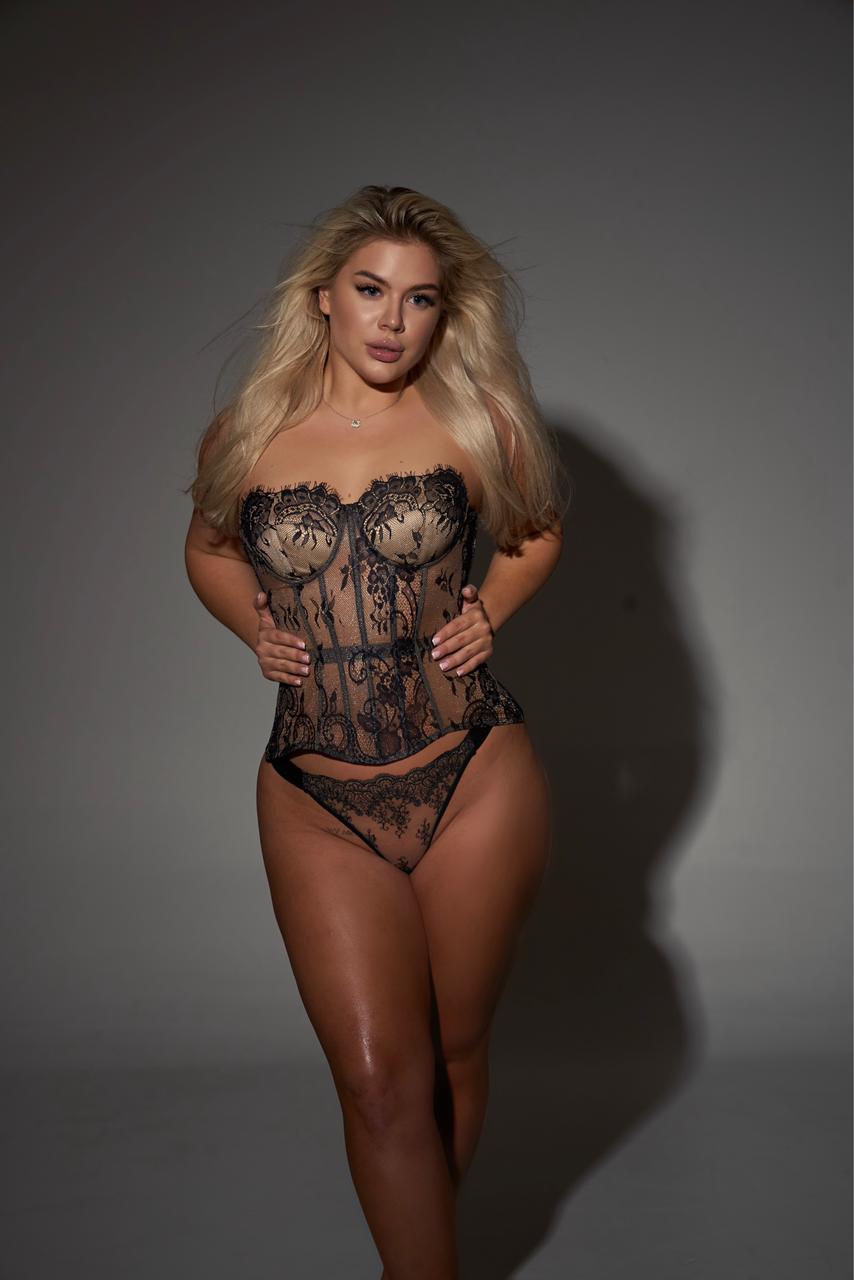 בתל אביב- בת 19 בחורה מחול בלונדינית