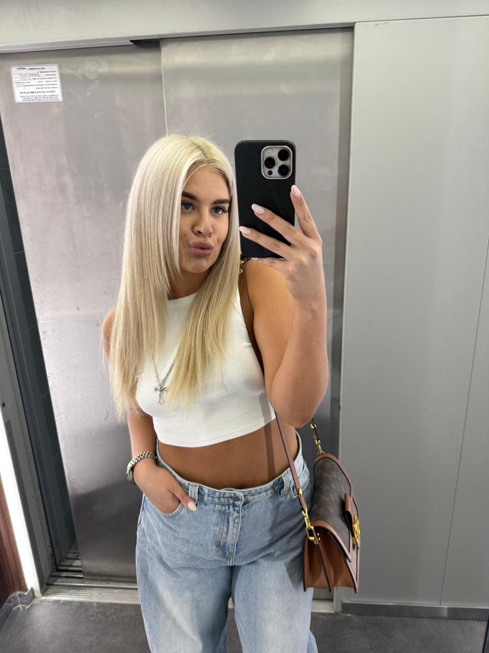 בתל אביב- בת 19 בחורה מחול בלונדינית