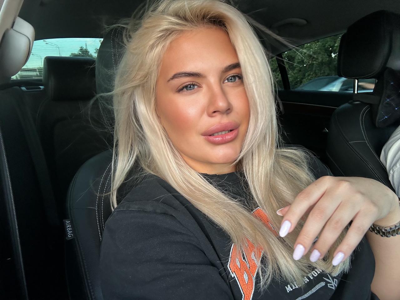 בתל אביב- בת 19 בחורה מחול בלונדינית