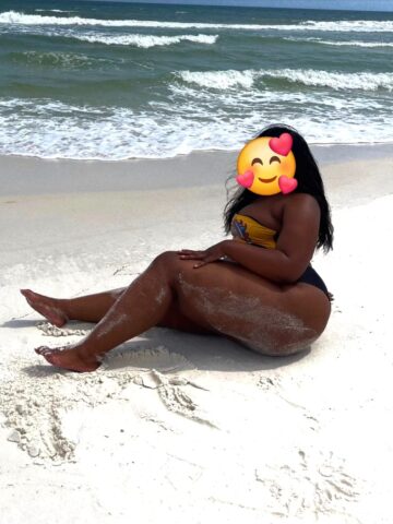 בתל אביב תיירת אפריקאית מלאה